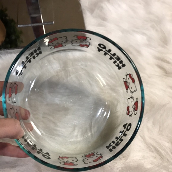 New Hello Kitty Pyrex 7 Cup Glass Bowl - Picture 3 of 6